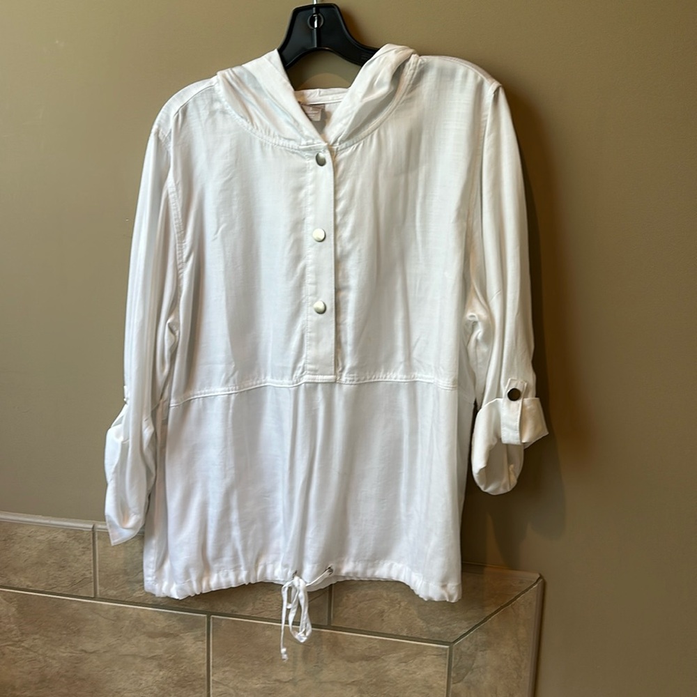 Chico’s zenergy white 3 button hoody